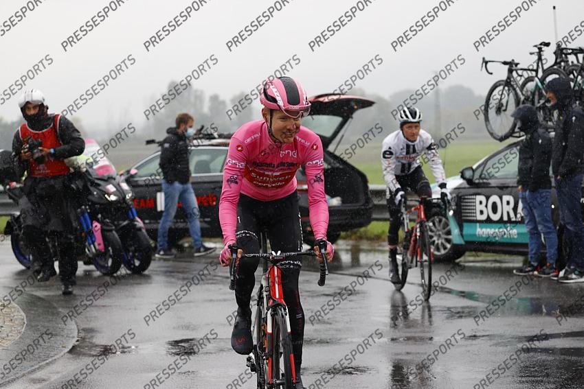 23 October 2020 103rd Giro d’Italia Stage 19 : Morbegno - Asti Race Stopped KELDERMAN Wilco (NED) Sunweb, Maglia Rosa Photo : Yuzuru SUNADA La 19e Etape du Giro au depart de 258 km a ete raccourcie de plus de 100 kilometres. Ce parcours reduit est le resultat d une demande du peloton : la grande majorite des equipes etait favorable a une 19e etape plus courte et les coureurs en ont fait la demande au CPA (Cyclistes professionnels associes). 