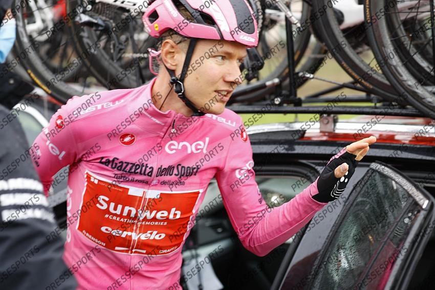 23 October 2020 103rd Giro d’Italia Stage 19 : Morbegno - Asti Race Stopped KELDERMAN Wilco (NED) Sunweb, Maglia Rosa Photo : Yuzuru SUNADA La 19e Etape du Giro au depart de 258 km a ete raccourcie de plus de 100 kilometres. Ce parcours reduit est le resultat d une demande du peloton : la grande majorite des equipes etait favorable a une 19e etape plus courte et les coureurs en ont fait la demande au CPA (Cyclistes professionnels associes). 