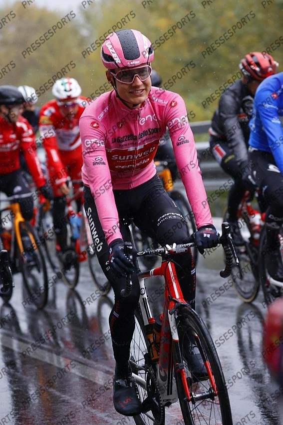23 October 2020 103rd Giro d’Italia Stage 19 : Morbegno - Asti KELDERMAN Wilco (NED) Sunweb, Maglia Rosa Photo : Yuzuru SUNADA La 19e Etape du Giro au depart de 258 km a ete raccourcie de plus de 100 kilometres. Ce parcours reduit est le resultat d une demande du peloton : la grande majorite des equipes etait favorable a une 19e etape plus courte et les coureurs en ont fait la demande au CPA (Cyclistes professionnels associes). 