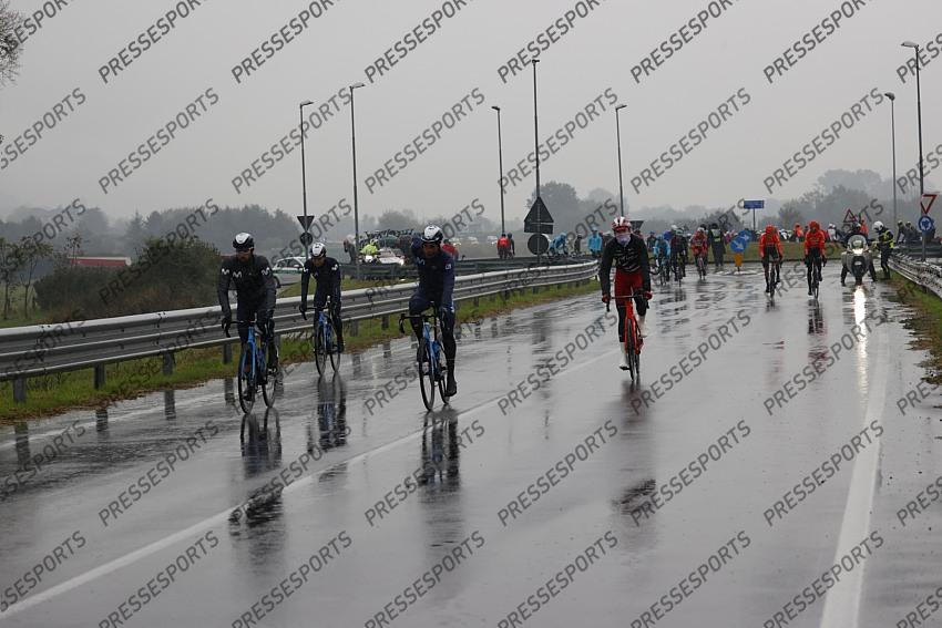 23 October 2020 103rd Giro d’Italia Stage 19 : Morbegno - Asti Race Stopped Photo : Yuzuru SUNADA La 19e Etape du Giro au depart de 258 km a ete raccourcie de plus de 100 kilometres. Ce parcours reduit est le resultat d une demande du peloton : la grande majorite des equipes etait favorable a une 19e etape plus courte et les coureurs en ont fait la demande au CPA (Cyclistes professionnels associes). 