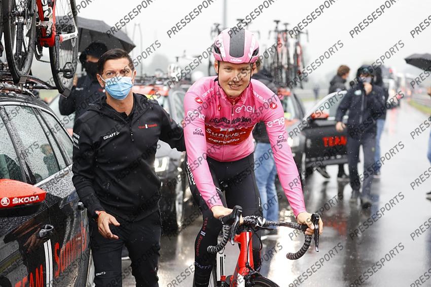 23 October 2020 103rd Giro d’Italia Stage 19 : Morbegno - Asti Race Stopped KELDERMAN Wilco (NED) Sunweb, Maglia Rosa Photo : Yuzuru SUNADA La 19e Etape du Giro au depart de 258 km a ete raccourcie de plus de 100 kilometres. Ce parcours reduit est le resultat d une demande du peloton : la grande majorite des equipes etait favorable a une 19e etape plus courte et les coureurs en ont fait la demande au CPA (Cyclistes professionnels associes). 