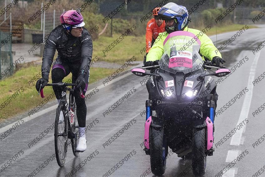 foto IPP/pentaphoto/Gabriele Facciotti. Asti 23/10/2020 ciclismo Giro d‚Äôitalia 2020 , 19¬∞ tappa Abbiategrasso - Asti 140 km nella foto : Arnaud Demare parla con la moto di radio informazioni 