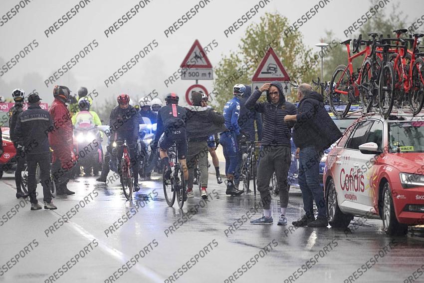 foto IPP/pentaphoto/Gabriele Facciotti. Asti 23/10/2020 ciclismo Giro d‚Äôitalia 2020 , 19¬∞ tappa Abbiategrasso - Asti 140 km nella foto : il momento in cui i ciclisti si fermano per annullare la partenza della tappa per il brutto tempo 
