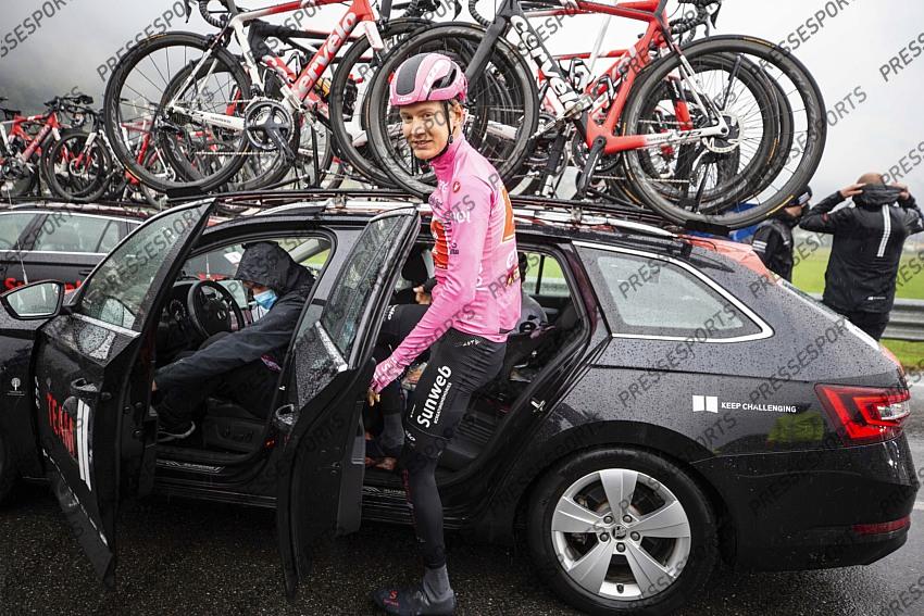 foto IPP/pentaphoto/Gabriele Facciotti. Asti 23/10/2020 ciclismo Giro d‚Äôitalia 2020 , 19¬∞ tappa Abbiategrasso - Asti 140 km nella foto : la maglia rosa Wilko Kelderman sale su una macchina dopo la decisione di accorciare la tappa 