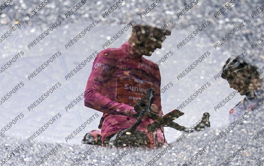 foto IPP/pentaphoto/Gabriele Facciotti. Asti 23/10/2020 ciclismo Giro d‚Äôitalia 2020 , 19¬∞ tappa Abbiategrasso - Asti 140 km nella foto : la maglia rosa Wilko Kelderman riflesso in una pozzanghera 