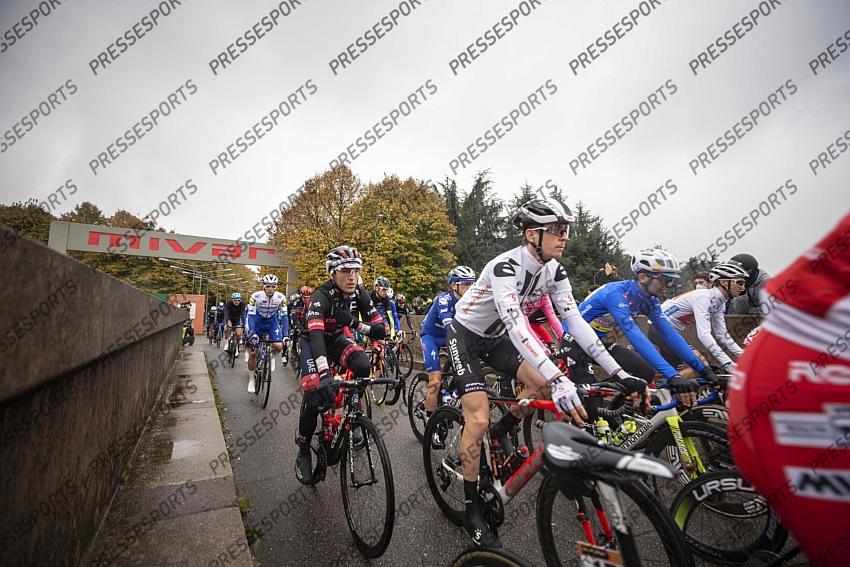 foto IPP/pentaphoto/Gabriele Facciotti. Asti 23/10/2020 ciclismo Giro d‚Äôitalia 2020 , 19¬∞ tappa Abbiategrasso - Asti 140 km nella foto : la ripartenza della tappa accorciata dalla mivar di abbiategrasso 