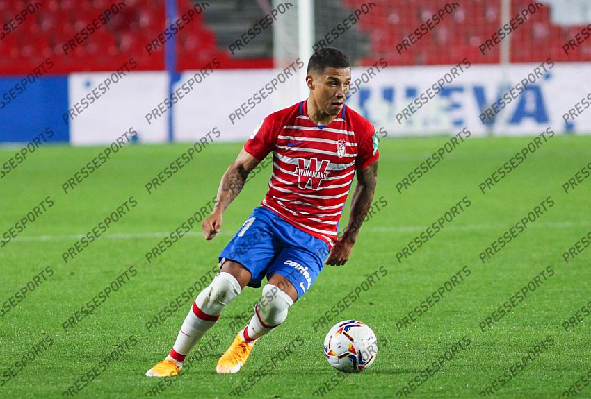 Darwin Machis of Granada CF controls the ball during the La Liga football match played between Granada CF and Levante UD at Nuevo los Carmenes stadium on November 01, 2020 in Granada, Spain. 