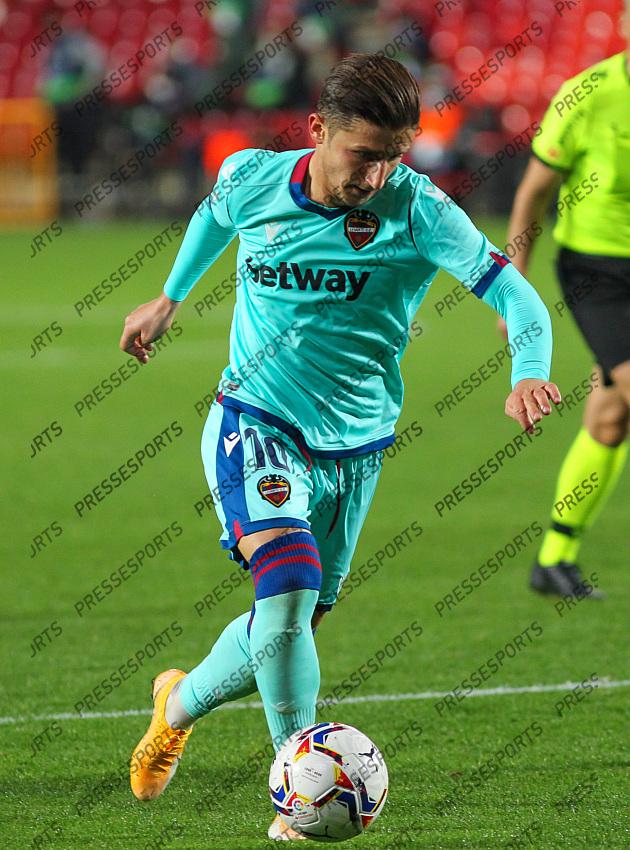 Enis Bardhi of Levante UD controls the ball during the La Liga football match played between Granada CF and Levante UD at Nuevo los Carmenes stadium on November 01, 2020 in Granada, Spain. 