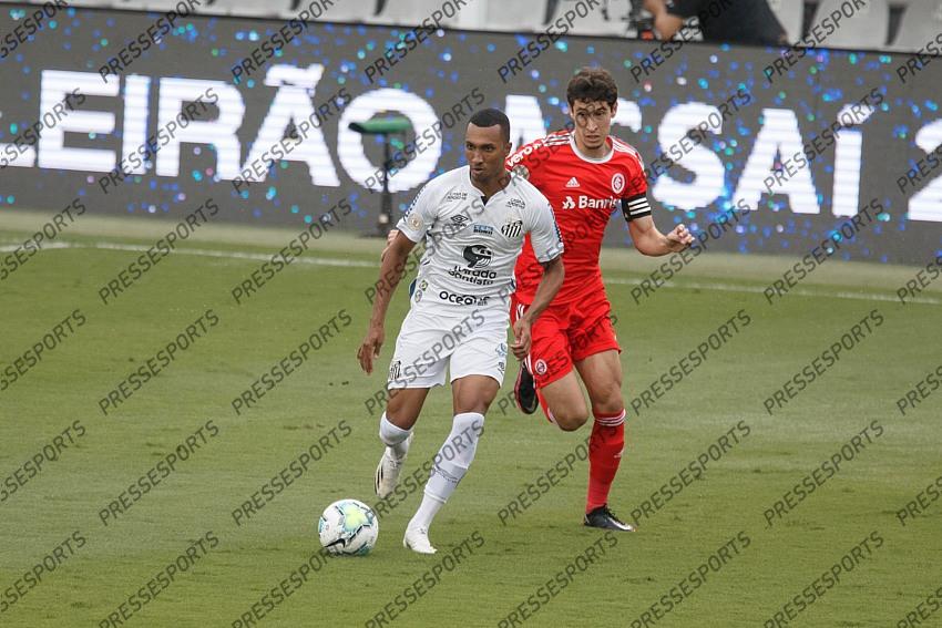 SP - Santos - 11/14/2020 - BRAZILIAN TO 2020, SANTOS X INTERNACIONAL - Santos player competes for bid with Internacional player during match at Vila Belmiro stadium for the Brazilian championship A 2020. Photo: Ettore Chiereguini / AGIF 