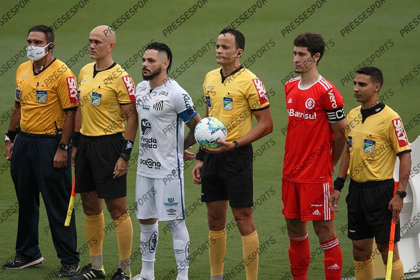 SP - Santos - 11/14/2020 - BRAZILIAN 2020, SANTOS X INTERNACIONAL - Santos and international players pose for a photo before the match against Internacional at Vila Belmiro stadium for the Brazilian championship A 2020. Photo: Ettore Chiereguini / AGIF 