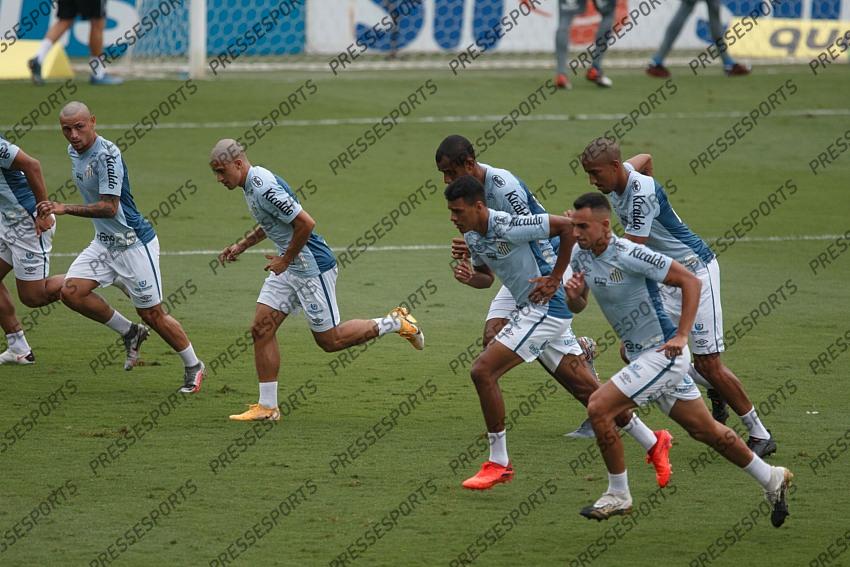 SP - Santos - 11/14/2020 - BRAZILIAN 2020, SANTOS X INTERNACIONAL - Santos players during warm-up before the match against Internacional at Vila Belmiro stadium for the Brazilian championship A 2020. Photo: Ettore Chiereguini / AGIF 