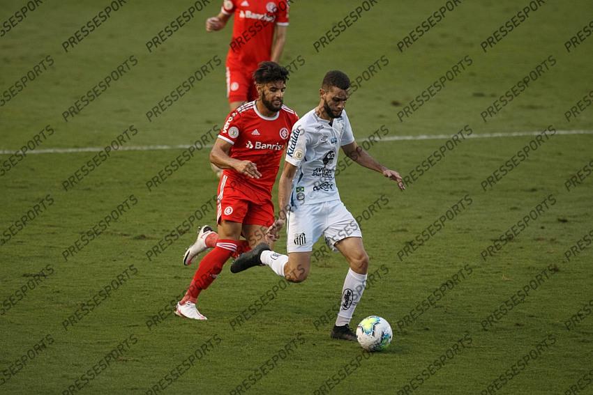 SP - Santos - 11/14/2020 - BRAZILIAN TO 2020, SANTOS X INTERNACIONAL - Santos player competes for bid with Internacional player during match at Vila Belmiro stadium for the Brazilian championship A 2020. Photo: Ettore Chiereguini / AGIF 