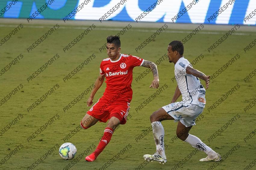 SP - Santos - 11/14/2020 - BRAZILIAN TO 2020, SANTOS X INTERNACIONAL - Santos player competes for bid with Internacional player during match at Vila Belmiro stadium for the Brazilian championship A 2020. Photo: Ettore Chiereguini / AGIF 