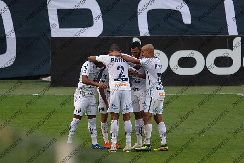 SP - Santos - 11/14/2020 - BRAZILIAN 2020, SANTOS X INTERNACIONAL - Kaio Jorge Santos player celebrates his goal with his team's players during a match against Internacional at Vila Belmiro stadium for the Brazilian championship A 2020. Photo: Ettore Chiereguini / AGIF 