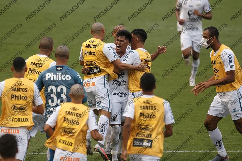 SP - Santos - 11/14/2020 - BRAZILIAN 2020, SANTOS X INTERNACIONAL - Ivonei Santos player celebrates his goal with his team's players during a match against Internacional at Vila Belmiro stadium for the Brazilian championship A 2020. Photo: Ettore Chiereguini / AGIF 