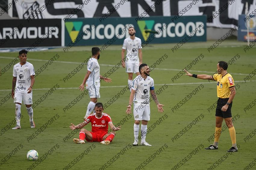 SP - Santos - 11/14/2020 - BRAZILIAN 2020, SANTOS X INTERNACIONAL - Para Santos player complains about the refereeing during a match against Internacional at Vila Belmiro stadium for the Brazilian championship A 2020. Photo: Ettore Chiereguini / AGIF 