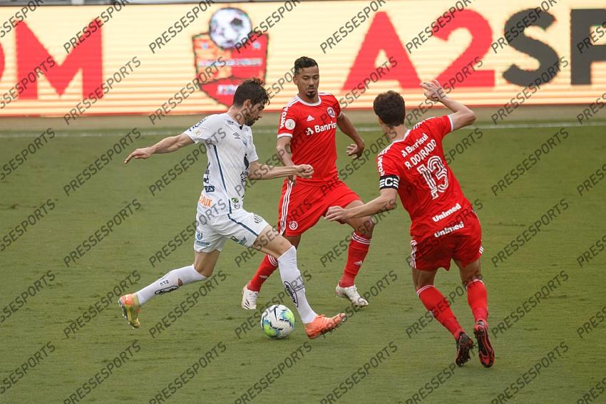 SP - Santos - 11/14/2020 - BRAZILIAN 2020, SANTOS X INTERNACIONAL - Luan Peres Santos player disputes bid with Rodrigo Dourado player of Internacional during match at Vila Belmiro stadium for the Brazilian championship A 2020. Photo: Ettore Chiereguini / AGIF 