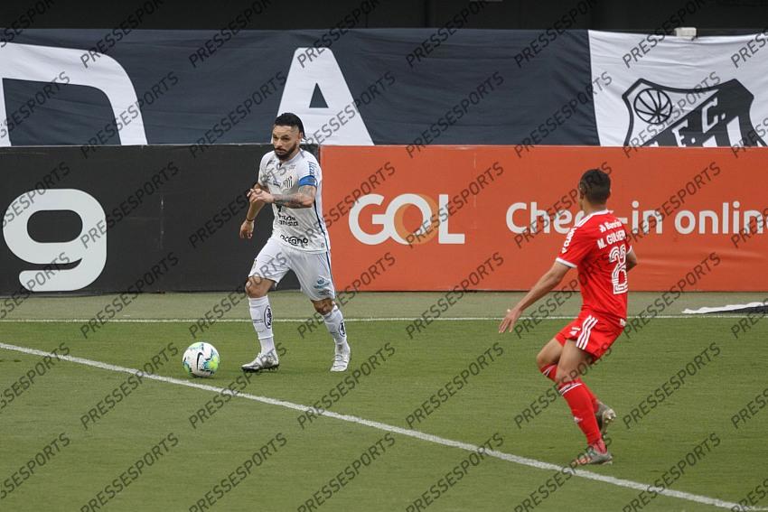 SP - Santos - 11/14/2020 - BRAZILIAN TO 2020, SANTOS X INTERNACIONAL - Para player from Santos disputes bid with Marcos Guilherme player of Internacional during match at Vila Belmiro stadium for the Brazilian championship A 2020. Photo: Ettore Chiereguini / AGIF 