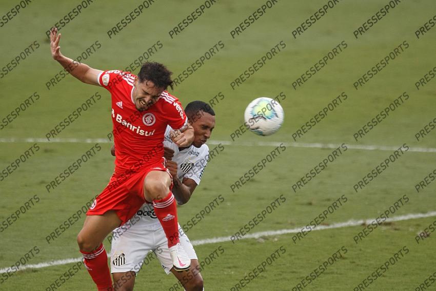 SP - Santos - 11/14/2020 - BRAZILIAN TO 2020, SANTOS X INTERNACIONAL - Santos player competes for bid with Internacional player during match at Vila Belmiro stadium for the Brazilian championship A 2020. Photo: Ettore Chiereguini / AGIF 