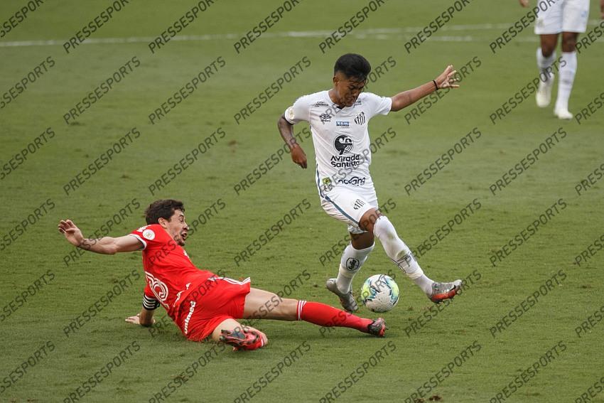 SP - Santos - 11/14/2020 - BRAZILIAN 2020, SANTOS X INTERNACIONAL - Ivonei Santos player is bidding with Rodrigo Dourado from Internacional during a match at Vila Belmiro stadium for the Brazilian championship A 2020. Photo: Ettore Chiereguini / AGIF 