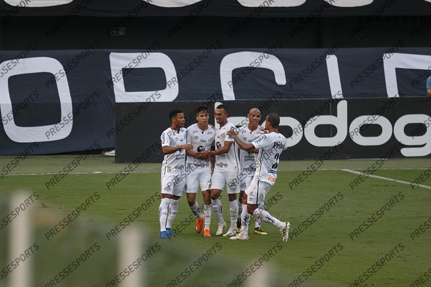 SP - Santos - 11/14/2020 - BRAZILIAN 2020, SANTOS X INTERNACIONAL - Kaio Jorge Santos player celebrates his goal with his team's players during a match against Internacional at Vila Belmiro stadium for the Brazilian championship A 2020. Photo: Ettore Chiereguini / AGIF 