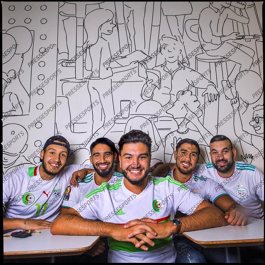 Supporters de l Equipe de foot algerienne a Saint-Denis. mazouz (khaled) achour tani (bilal) achour tani (naim) delhomme (anis) korchi (naim) 