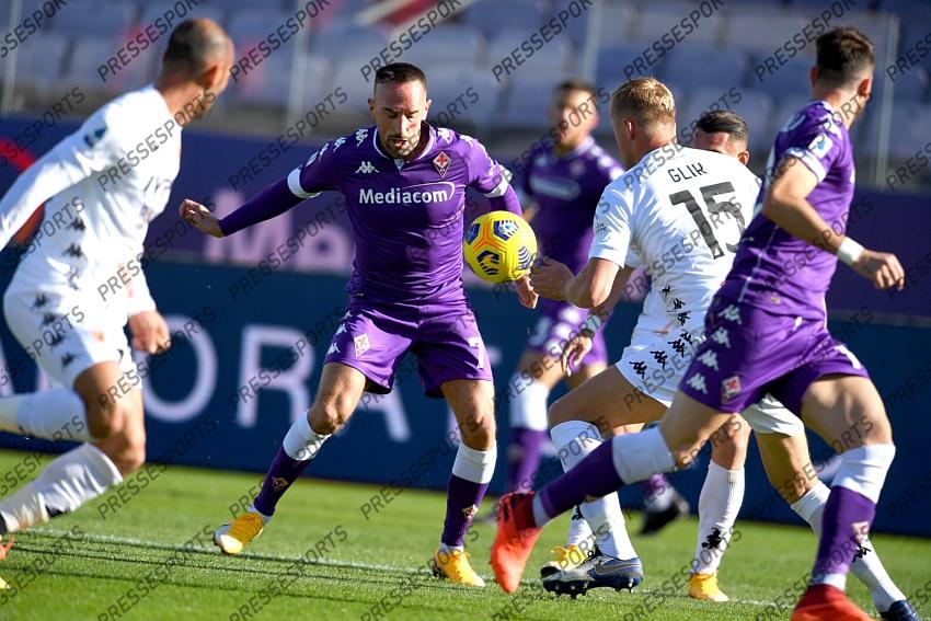 Franck Ribery (Fiorentina)Kamil Glik (Benevento) during the Italian "Serie A" match between Fiorentina 0-1 Benevento at Artemio Franchi Stadium on November 22, 2020 in Florence, Italy. (Photo by Maurizio Borsari/AFLO) 