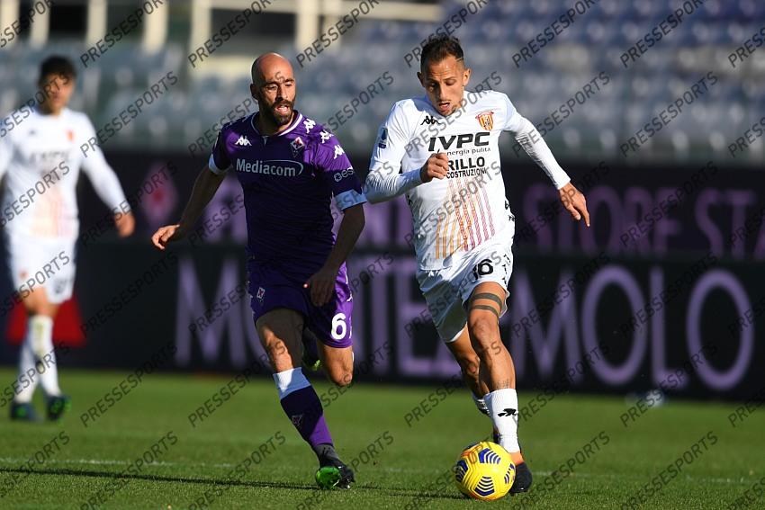 Riccardo Improta (Benevento)Borja Valero (Fiorentina) during the Italian "Serie A" match between Fiorentina 0-1 Benevento at Artemio Franchi Stadium on November 22, 2020 in Florence, Italy. (Photo by Maurizio Borsari/AFLO) 