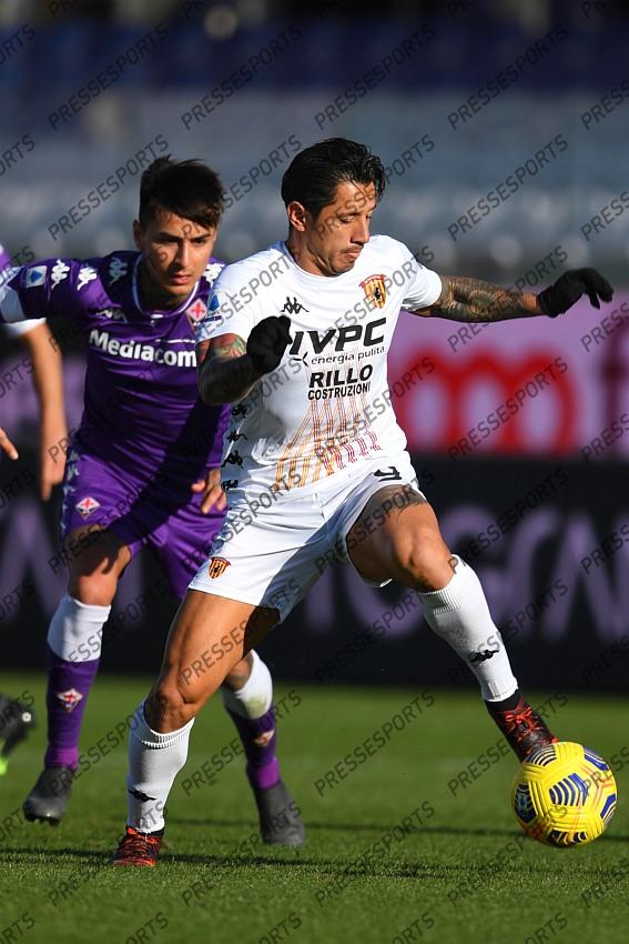 Gianluca Lapadula (Benevento)Erick Pulgar (Fiorentina) during the Italian "Serie A" match between Fiorentina 0-1 Benevento at Artemio Franchi Stadium on November 22, 2020 in Florence, Italy. (Photo by Maurizio Borsari/AFLO) 