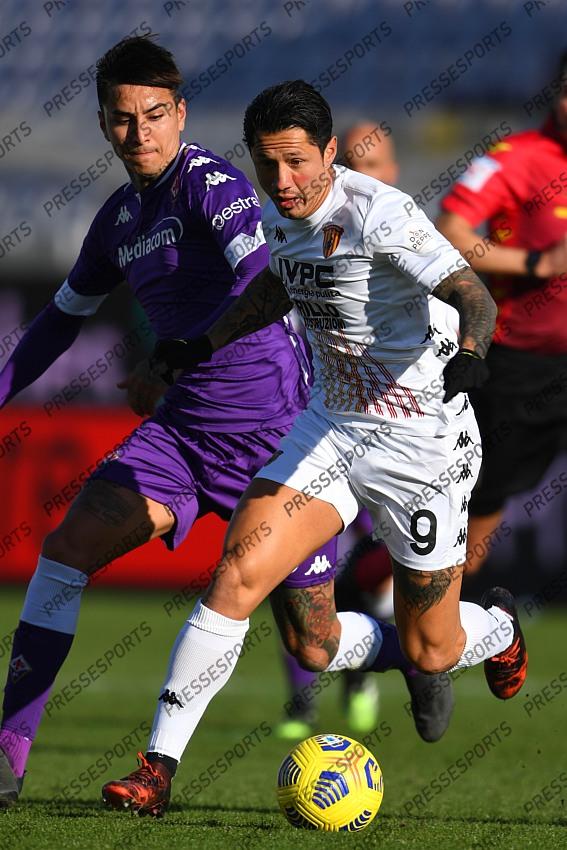 Gianluca Lapadula (Benevento)Erick Pulgar (Fiorentina) during the Italian "Serie A" match between Fiorentina 0-1 Benevento at Artemio Franchi Stadium on November 22, 2020 in Florence, Italy. (Photo by Maurizio Borsari/AFLO) 