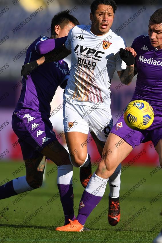 Erick Pulgar (Fiorentina)Gianluca Lapadula (Benevento)Nikola Milenkovic (Fiorentina) during the Italian "Serie A" match between Fiorentina 0-1 Benevento at Artemio Franchi Stadium on November 22, 2020 in Florence, Italy. (Photo by Maurizio Borsari/AFLO) 