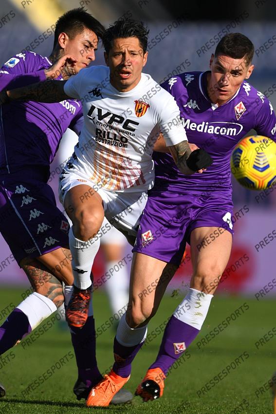 Erick Pulgar (Fiorentina)Gianluca Lapadula (Benevento)Nikola Milenkovic (Fiorentina) during the Italian "Serie A" match between Fiorentina 0-1 Benevento at Artemio Franchi Stadium on November 22, 2020 in Florence, Italy. (Photo by Maurizio Borsari/AFLO) 