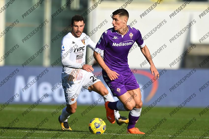 Nikola Milenkovic (Fiorentina)Artur Ionita (Benevento) during the Italian "Serie A" match between Fiorentina 0-1 Benevento at Artemio Franchi Stadium on November 22, 2020 in Florence, Italy. (Photo by Maurizio Borsari/AFLO) 