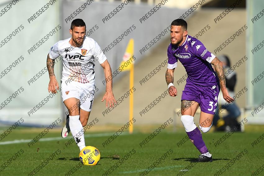 Christian Maggio (Benevento)Cristiano Biraghi (Fiorentina) during the Italian "Serie A" match between Fiorentina 0-1 Benevento at Artemio Franchi Stadium on November 22, 2020 in Florence, Italy. (Photo by Maurizio Borsari/AFLO) 