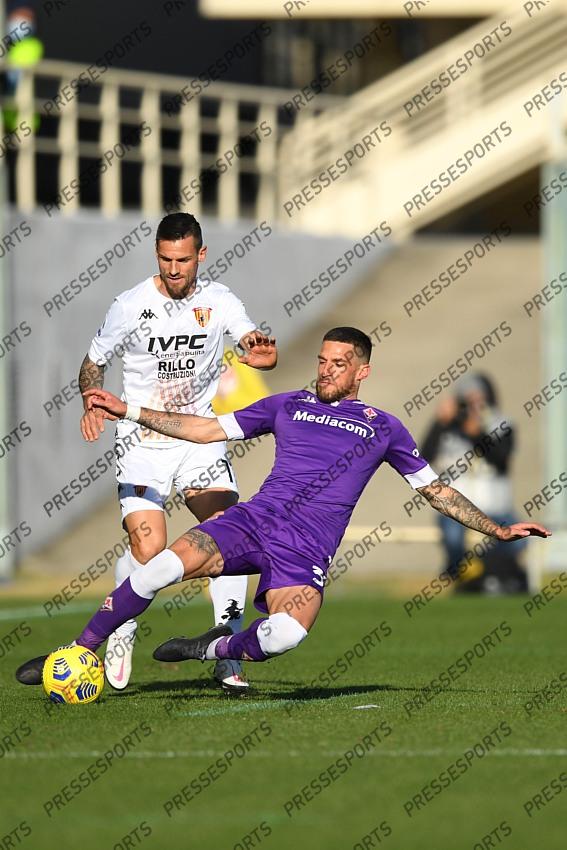 Christian Maggio (Benevento)Cristiano Biraghi (Fiorentina) during the Italian "Serie A" match between Fiorentina 0-1 Benevento at Artemio Franchi Stadium on November 22, 2020 in Florence, Italy. (Photo by Maurizio Borsari/AFLO) 