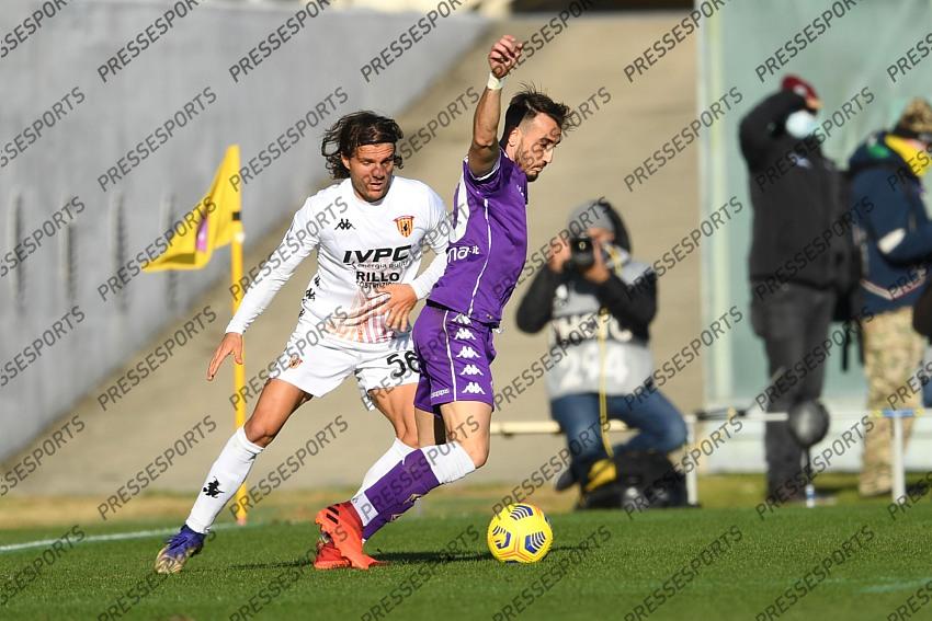 Gaetano Castrovilli (Fiorentina)Perparim Hetemaj (Benevento) during the Italian "Serie A" match between Fiorentina 0-1 Benevento at Artemio Franchi Stadium on November 22, 2020 in Florence, Italy. (Photo by Maurizio Borsari/AFLO) 
