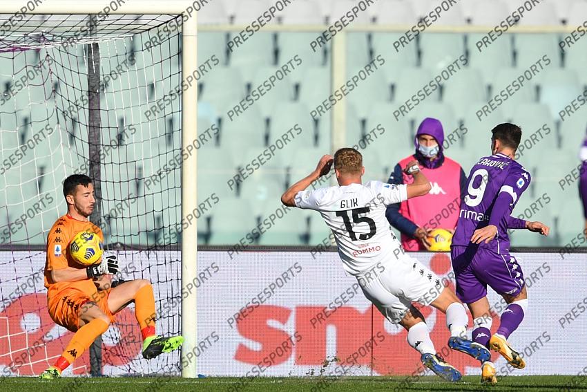 Dusan Vlahovic (Fiorentina)Kamil Glik (Benevento)Lorenzo Montipo (Benevento) during the Italian "Serie A" match between Fiorentina 0-1 Benevento at Artemio Franchi Stadium on November 22, 2020 in Florence, Italy. (Photo by Maurizio Borsari/AFLO) 