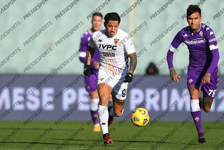 Gianluca Lapadula (Benevento)Erick Pulgar (Fiorentina) during the Italian "Serie A" match between Fiorentina 0-1 Benevento at Artemio Franchi Stadium on November 22, 2020 in Florence, Italy. (Photo by Maurizio Borsari/AFLO) 