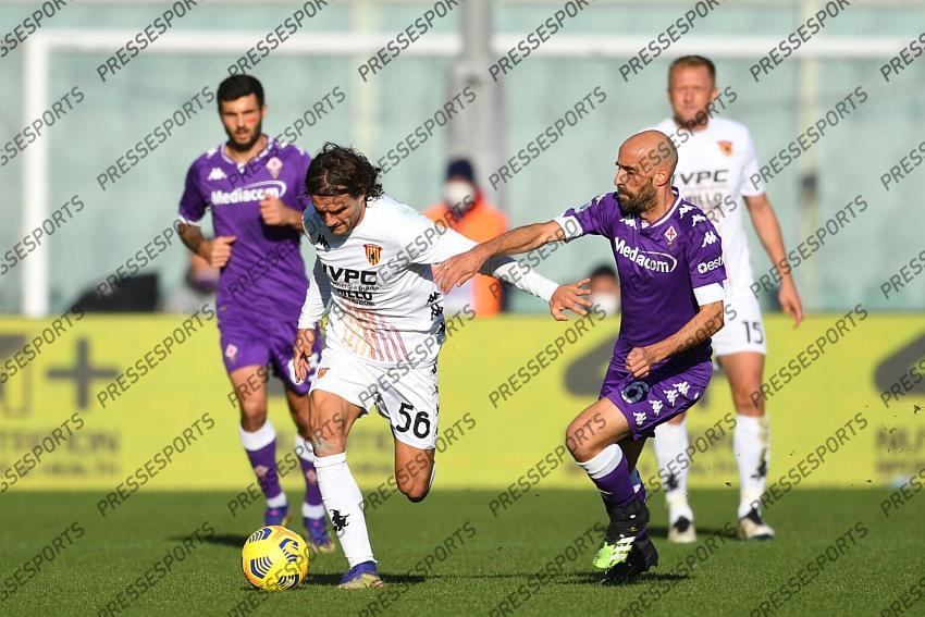 Perparim Hetemaj (Benevento)Borja Valero (Fiorentina) during the Italian "Serie A" match between Fiorentina 0-1 Benevento at Artemio Franchi Stadium on November 22, 2020 in Florence, Italy. (Photo by Maurizio Borsari/AFLO) 