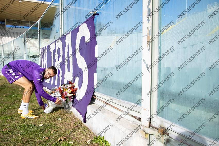 Firenze, Fiorentina - Benevento, serie A, nella foto Pezzella durante la deposizione dei fiori in ricordo dell'ultra Pietro Vuturo 2020-11-21 © Niccolò Cambi/Massimo Sestini 