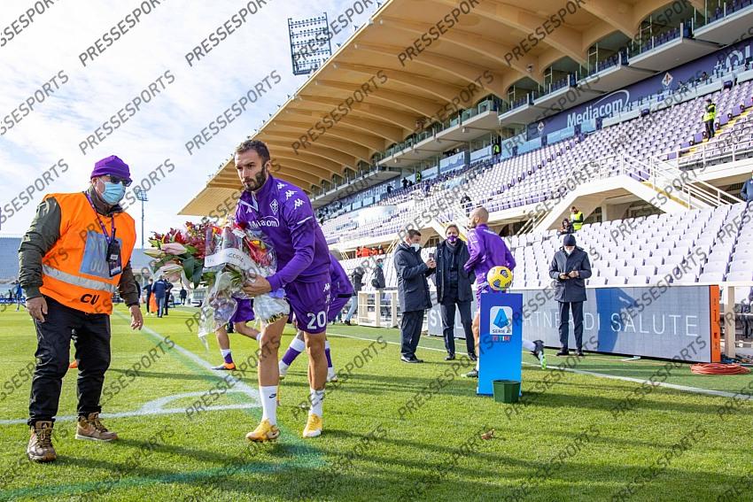 Firenze, Fiorentina - Benevento, serie A, nella foto Pezzella durante la deposizione dei fiori in ricordo dell'ultra Pietro Vuturo 2020-11-21 © Niccolò Cambi/Massimo Sestini 
