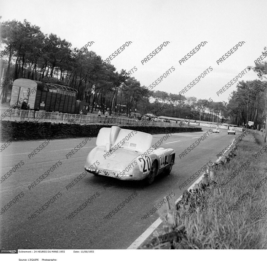 Pierre Levegh John Fitch Mercedes-Benz 300 SLR la voiture qui sera accidenté et causera la mort de 82 personnes et le pilote Pierre Levegh décèdera dans l'accident volet servant de frein aérodynamique 