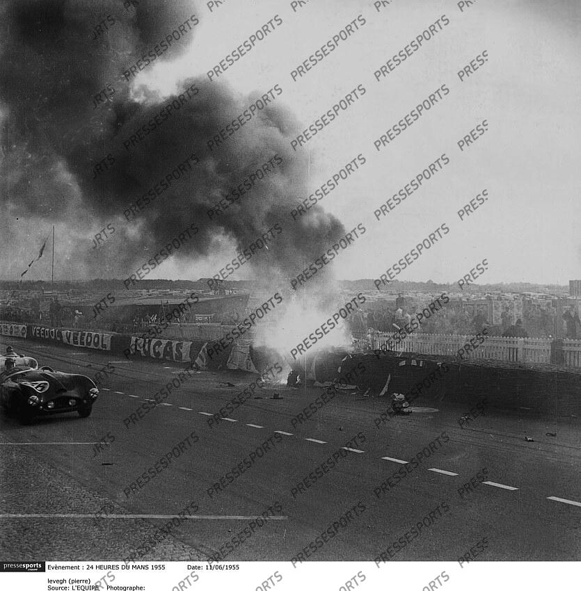 DRAME : aux 24 Heures du Mans, la Mercedes de Pierre Levegh s’accroche avec l’Austin de Macklin, percute un talus et finit sa course dans la foule ; Levegh est tué, ainsi que 79 spectateurs. Local Caption levegh (pierre)