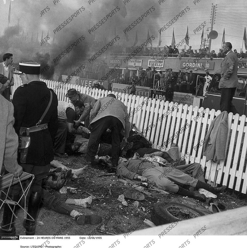 DRAME : aux 24 Heures du Mans, la Mercedes de Pierre Levegh s’accroche avec l’Austin de Macklin, percute un talus et finit sa course dans la foule ; Levegh est tué, ainsi que 79 spectateurs.