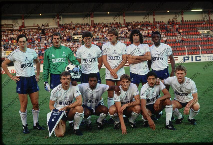 Debout de G a D: X clemence (ray) gardien X hoddle (glenn) kempes (mario) X Kempes a ete joueur au Tottenham a l'occasion de deux matches amicaux. Finalement, il ne signera pas chez les Spurs. 