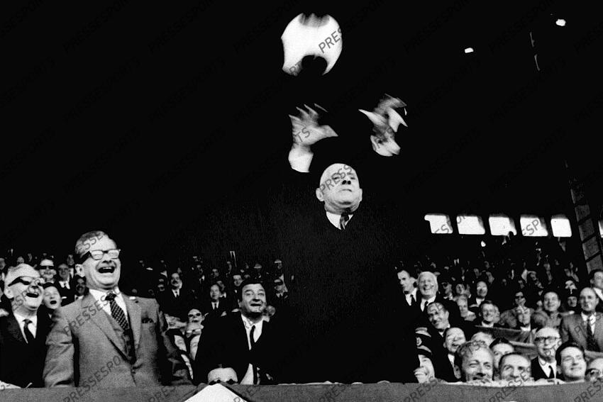 de gaulle (charles) C'est Hector Maison (Lyon) qui expedia le ballon dans la tribune aux pieds du general. Il ne laissa a personne d'autre le soin de le renvoyer lui meme sur le terrain. 