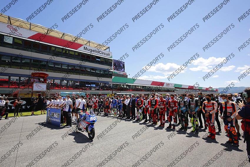 Races at MotoGP Oakley Grand Prix of Italiy at Mugello circuit, Francia May 30, 2021 In picture: Before the MotoGP™ race at Mugello, the grid observed a minute of silence in memory of Moto3™ rider Jason Dupasquier Carreras del Gran Premio Oakley de MotoGP de Italia en el Circuito de Mugello, Francia 30 de Mayo de 2021 POOL/ MotoGP.com / Cordon Press Images will be for editorial use only. Mandatory credit: ©MotoGP.com Cordon Press Le paddock a rendu hommage au pilote de Moto3 Jason Dupasquier a la suite de sa chute mortelle lors des qualifications du Grand Prix d'Italie au Mugello. GRAND PRIX D'ITALIE 