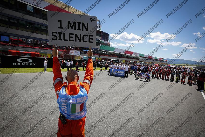 Races at MotoGP Oakley Grand Prix of Italiy at Mugello circuit, Francia May 30, 2021 In picture: Before the MotoGP™ race at Mugello, the grid observed a minute of silence in memory of Moto3™ rider Jason Dupasquier Carreras del Gran Premio Oakley de MotoGP de Italia en el Circuito de Mugello, Francia 30 de Mayo de 2021 POOL/ MotoGP.com / Cordon Press Images will be for editorial use only. Mandatory credit: ©MotoGP.com Cordon Press Le paddock a rendu hommage au pilote de Moto3 Jason Dupasquier a la suite de sa chute mortelle lors des qualifications du Grand Prix d'Italie au Mugello. GRAND PRIX D'ITALIE 