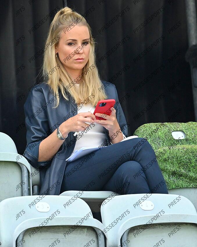 10.06.2021, Tennisclub Weissenhof, Stuttgart, GER, ATP Tour, Mercedes Cup in Stuttgart 2021, im Bild Moderatorin Servus TV auf der Tribuene // during the Mercedes Cup Tournamen of the ATP Tour at the Tennisclub Weissenhof in Stuttgart, Germany on 2021/06/10. EXPA Pictures 
