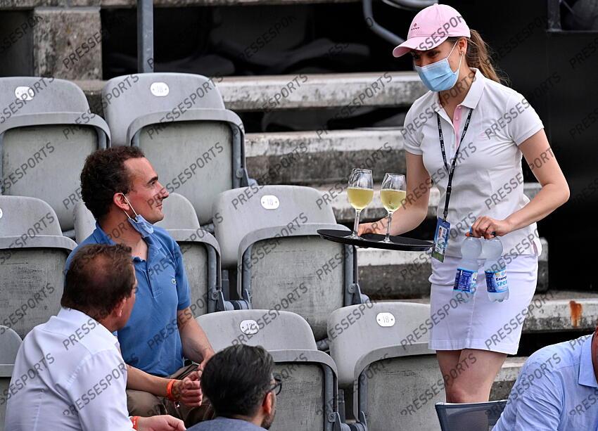 10.06.2021, Tennisclub Weissenhof, Stuttgart, GER, ATP Tour, Mercedes Cup in Stuttgart 2021, im Bild Service Servicekraft serviert Getr 